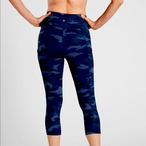 Athleta ultimate stash pocket camo Capri leggings